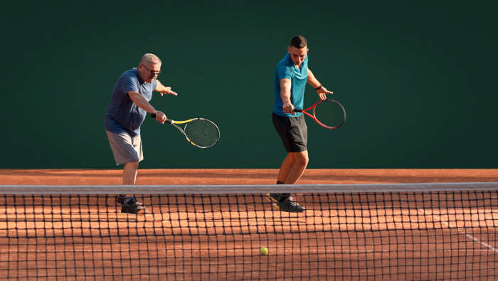 Tennis Anfänger mit Trainer. Tennis als Freizeitsport. Jeder kann Tennis spielen.