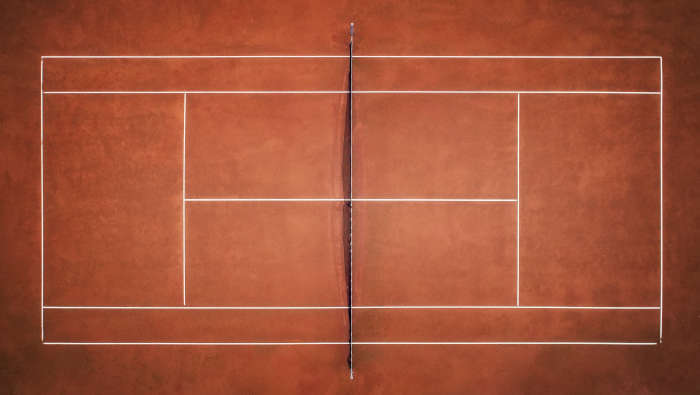 Tennisplatz. Ein Sandplatz, erkennbar an der roten Farbe