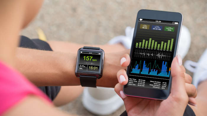 Der Fitnesstracker tauscht Daten mit der Fitnessapp auf dem Smartphone aus