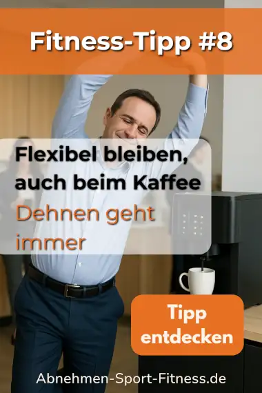Ein Mann in Business-Kleidung dehnt sich an der Kaffeemaschine. Dazu Text: Flexibel bleiben, auch beim Kaffee. Dehnen geht immer.