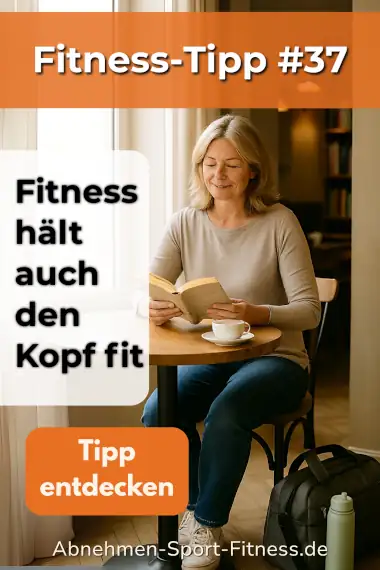 Eine Frau sitzt am Tisch und liest, neben ihr ihre Sporttasche und Wasserflasche. Dazu Text: Fitness hält auch den Kopf fit.